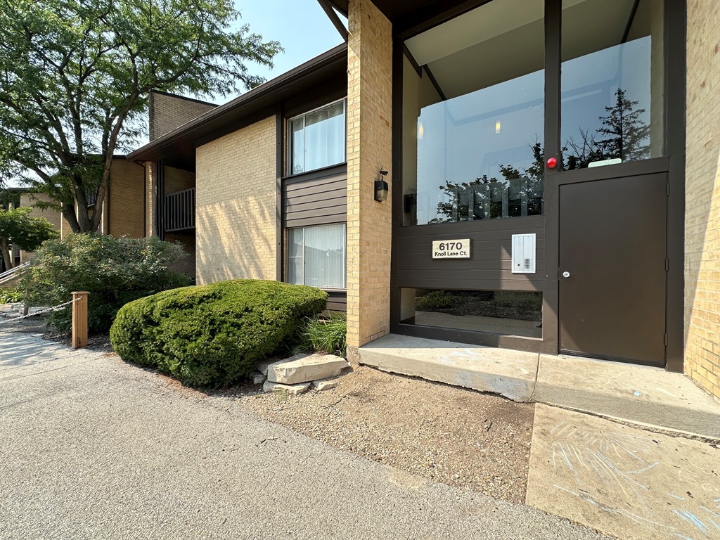 6170 Knoll Lane Court #103, Willowbrook, IL 60527
