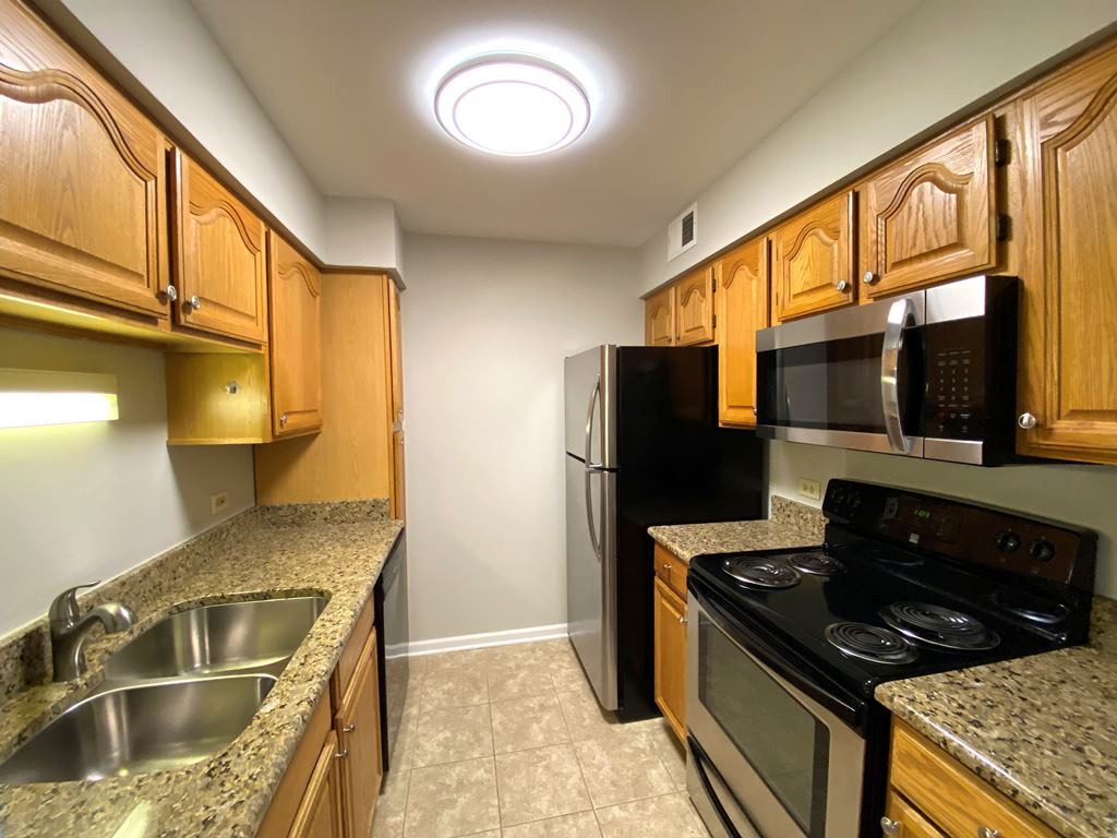 6170 Knoll Lane Court #103, Willowbrook, IL 60527