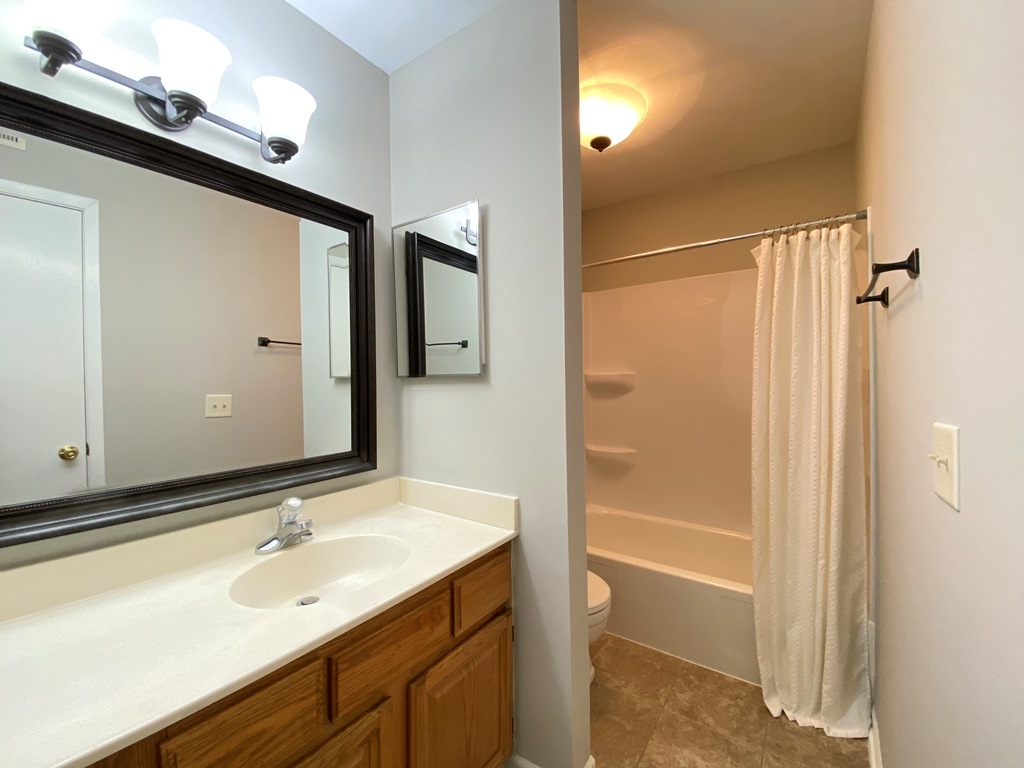 6170 Knoll Lane Court #103, Willowbrook, IL 60527