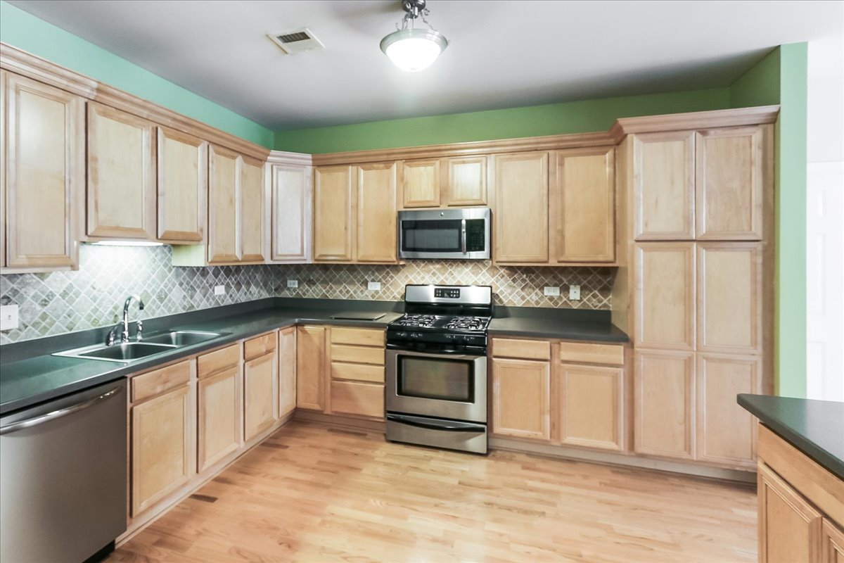 275 E Railroad Avenue #101, Bartlett, IL 60103