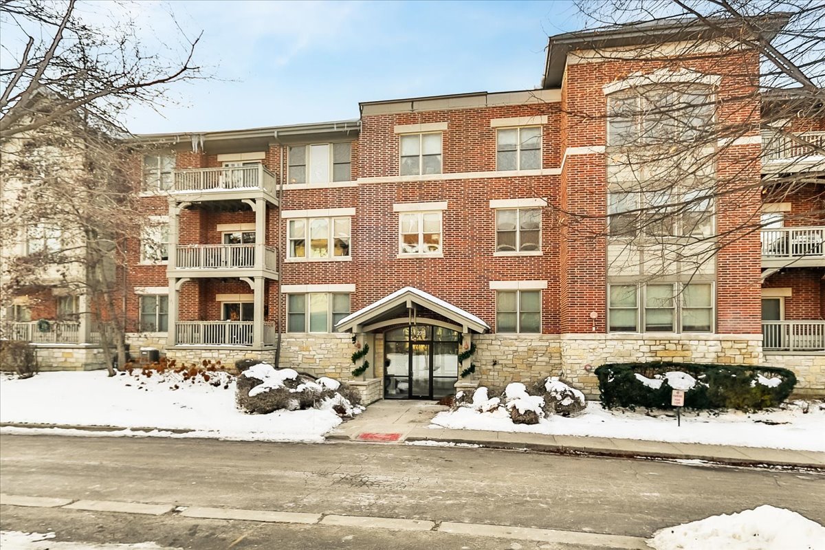 275 E Railroad Avenue #101, Bartlett, IL 60103