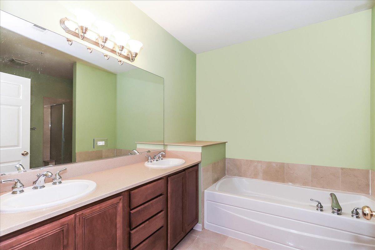 275 E Railroad Avenue #101, Bartlett, IL 60103