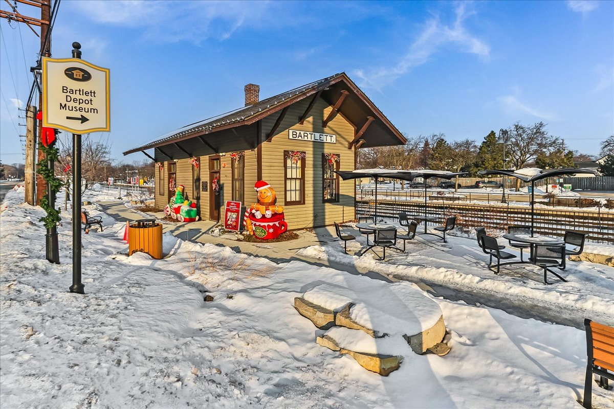 275 E Railroad Avenue #101, Bartlett, IL 60103