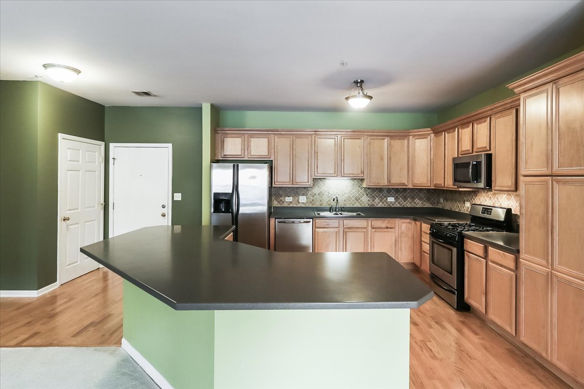 275 E Railroad Avenue #101, Bartlett, IL 60103