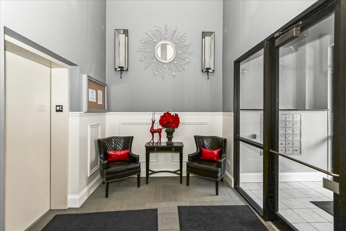 275 E Railroad Avenue #101, Bartlett, IL 60103