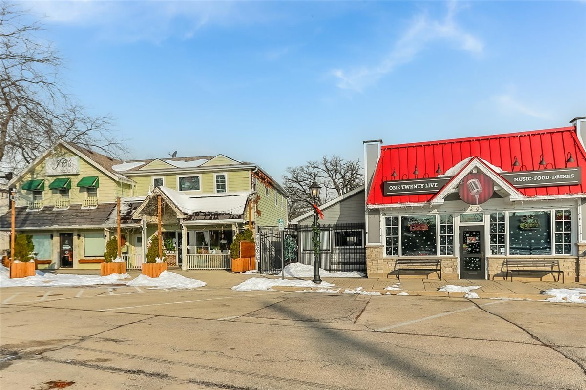 275 E Railroad Avenue #101, Bartlett, IL 60103