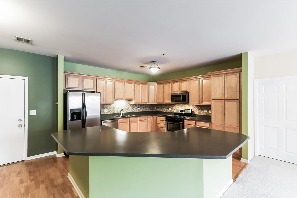 275 E Railroad Avenue #101, Bartlett, IL 60103