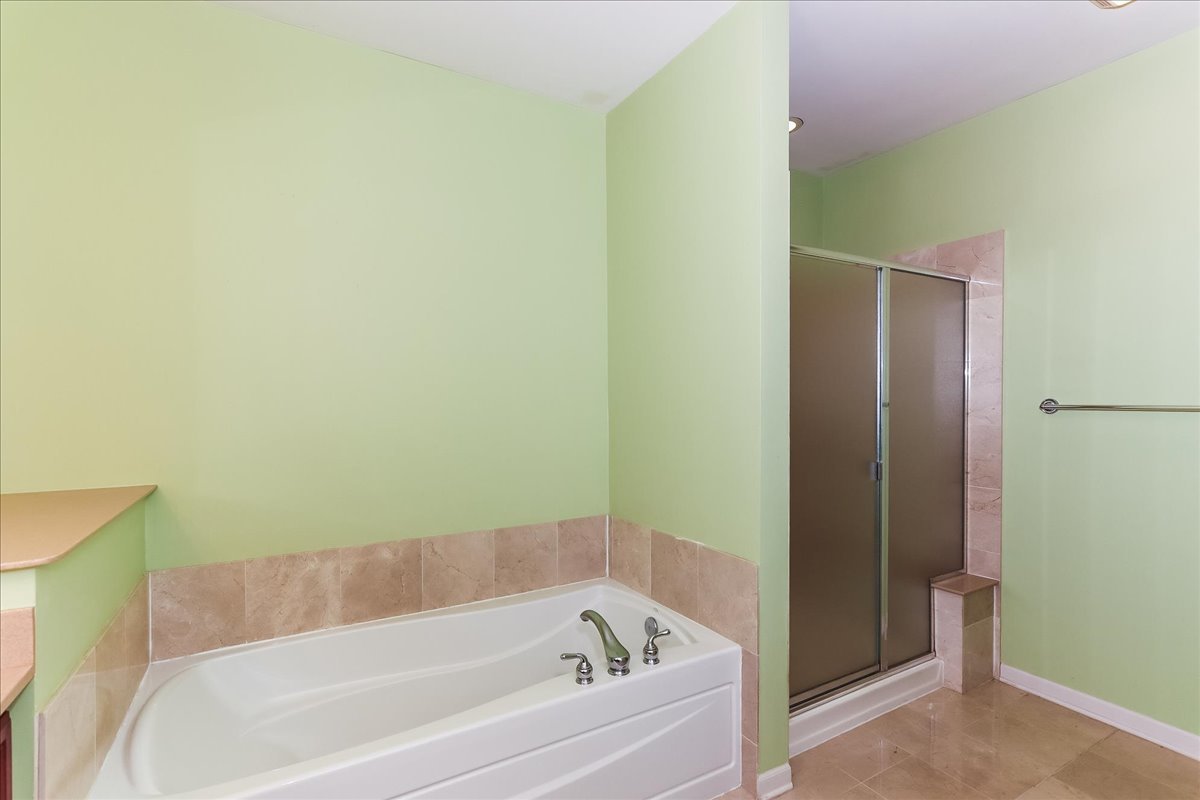 275 E Railroad Avenue #101, Bartlett, IL 60103