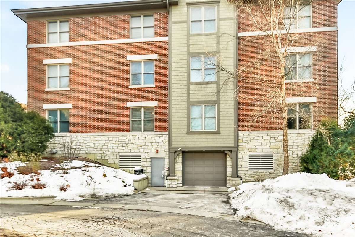 275 E Railroad Avenue #101, Bartlett, IL 60103