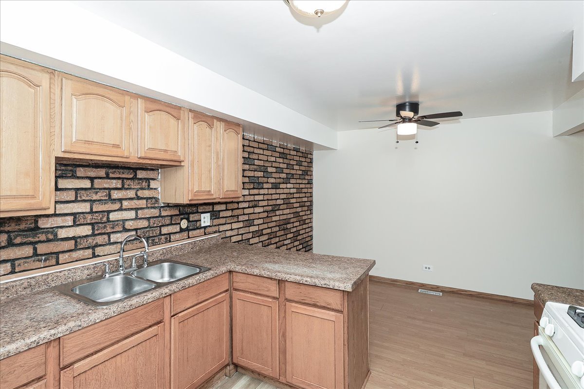 23 WILDWOOD Lane #G, Bolingbrook, IL 60440