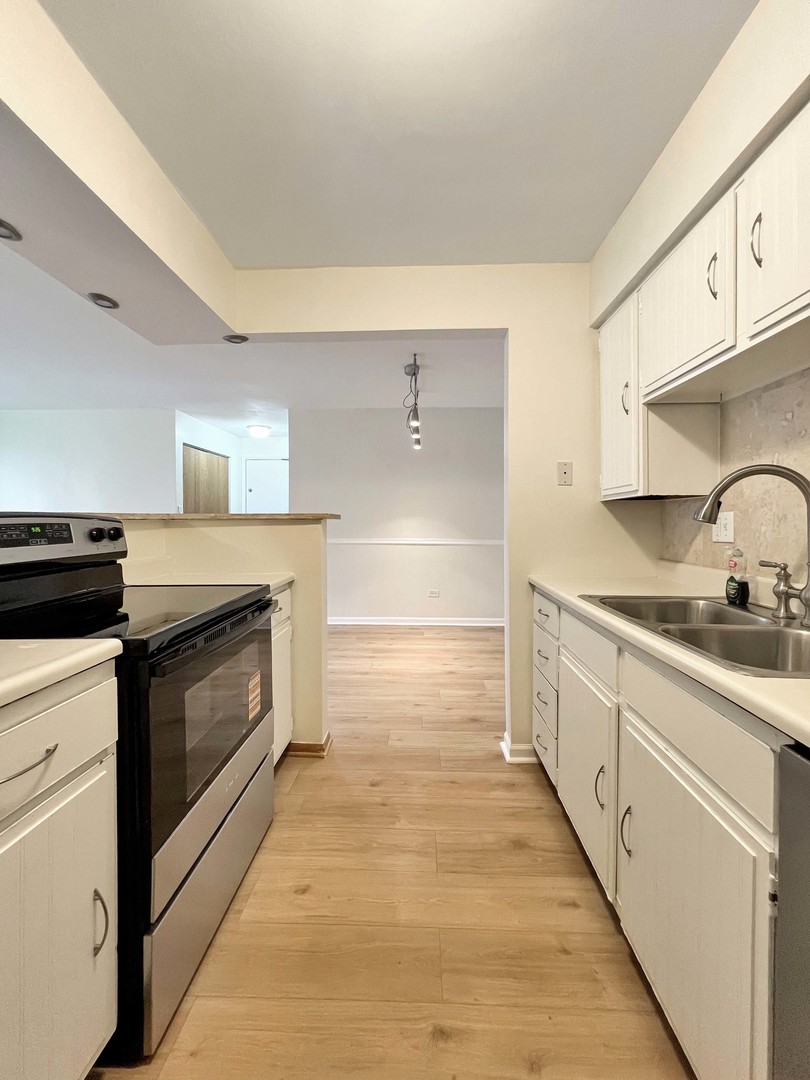 6153 Knoll Way Drive #203, Willowbrook, IL 60527