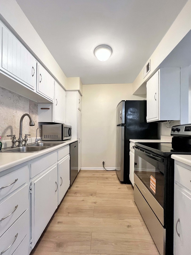 6153 Knoll Way Drive #203, Willowbrook, IL 60527