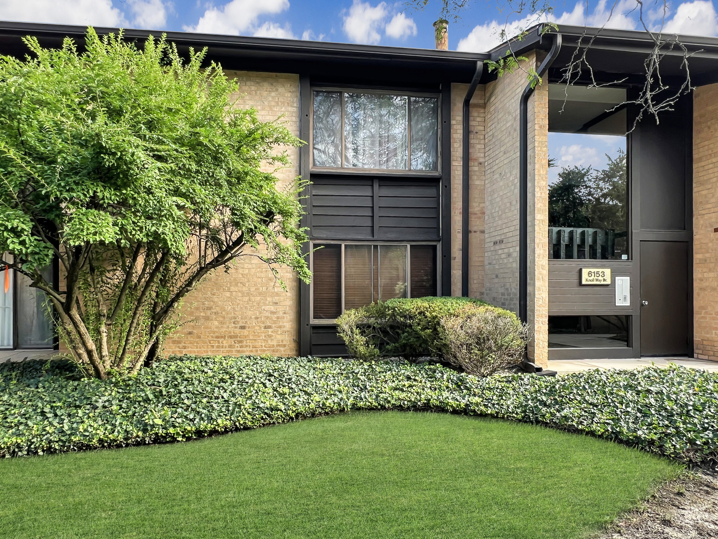 6153 Knoll Way Drive #203, Willowbrook, IL 60527