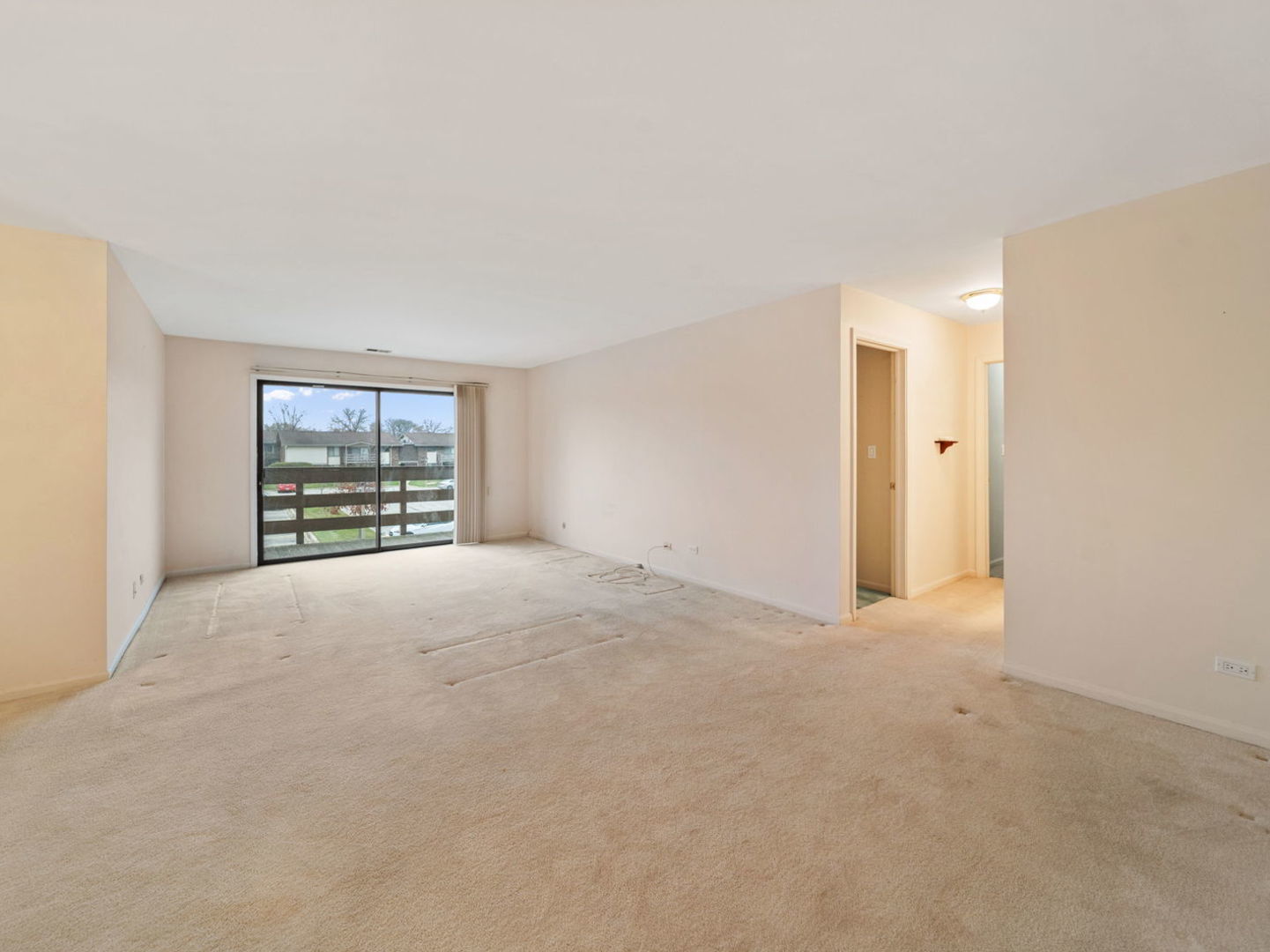 464 Raintree Drive #2D, Glen Ellyn, IL 60137