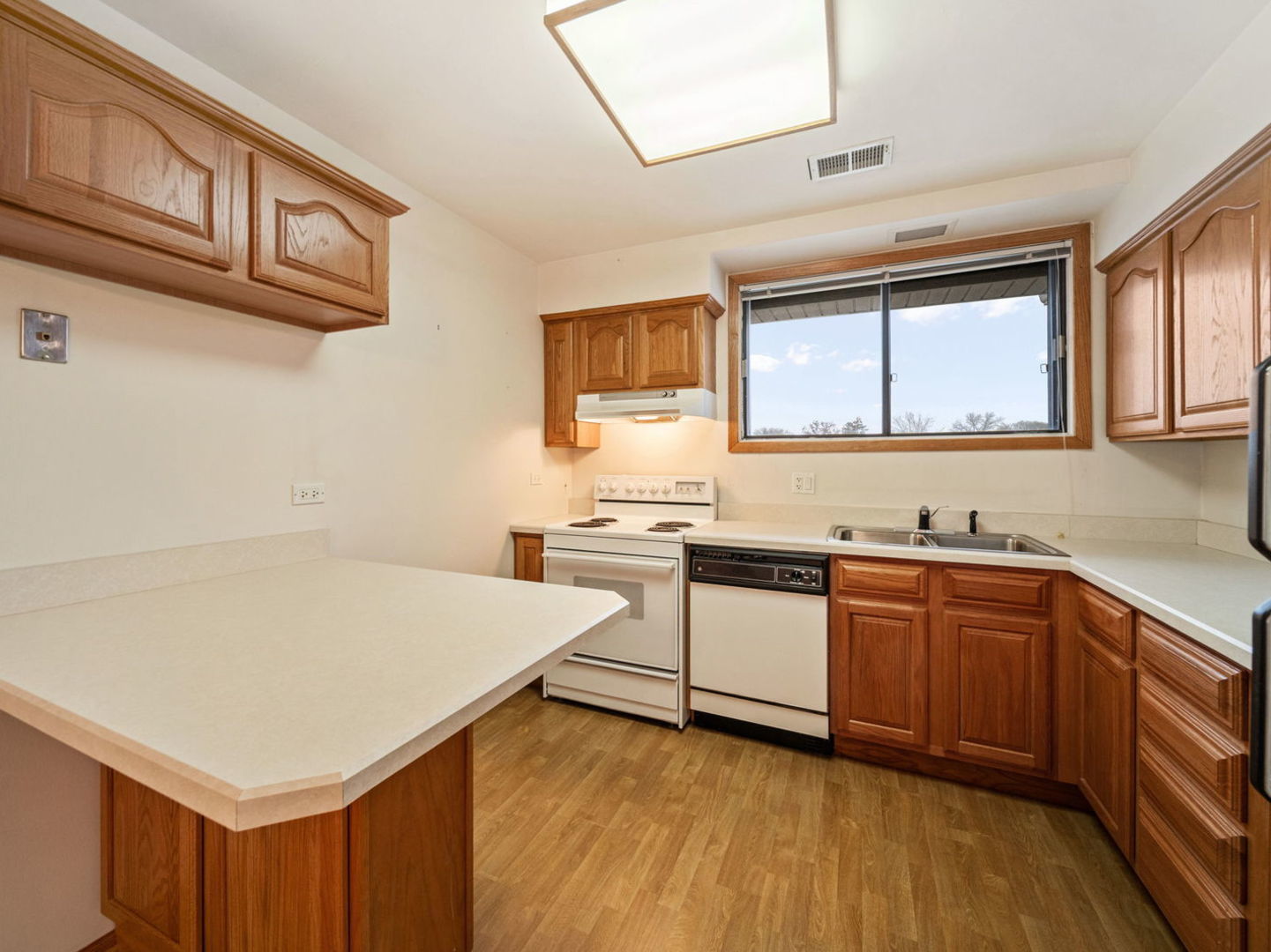 464 Raintree Drive #2D, Glen Ellyn, IL 60137