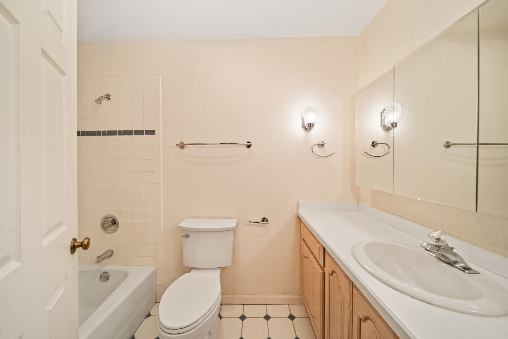 464 Raintree Drive #2D, Glen Ellyn, IL 60137