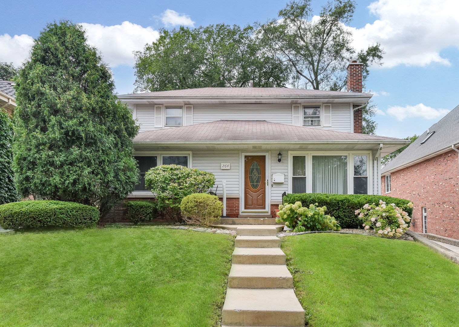 264 Holmes Avenue, Clarendon Hills, IL 60514