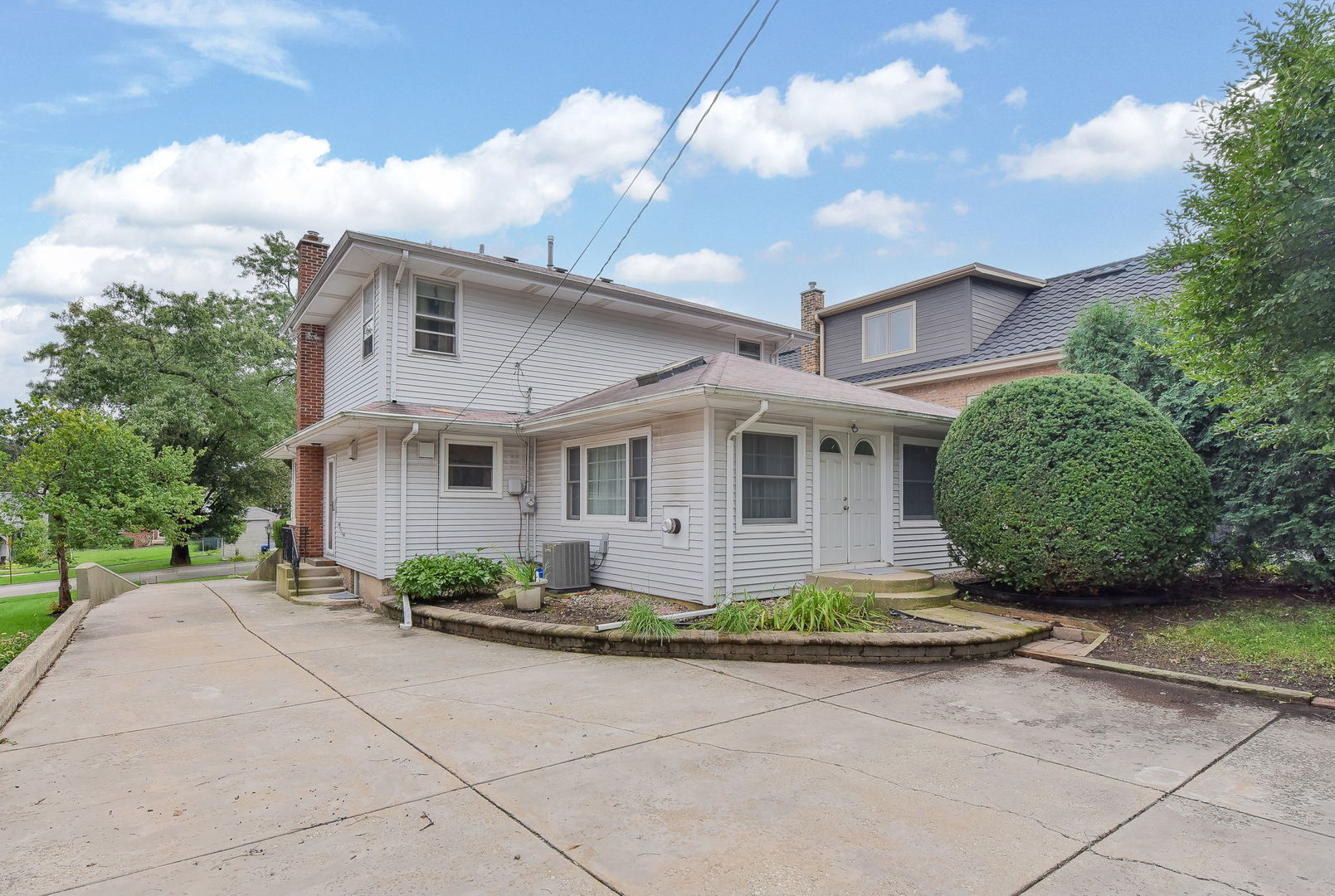 264 Holmes Avenue, Clarendon Hills, IL 60514