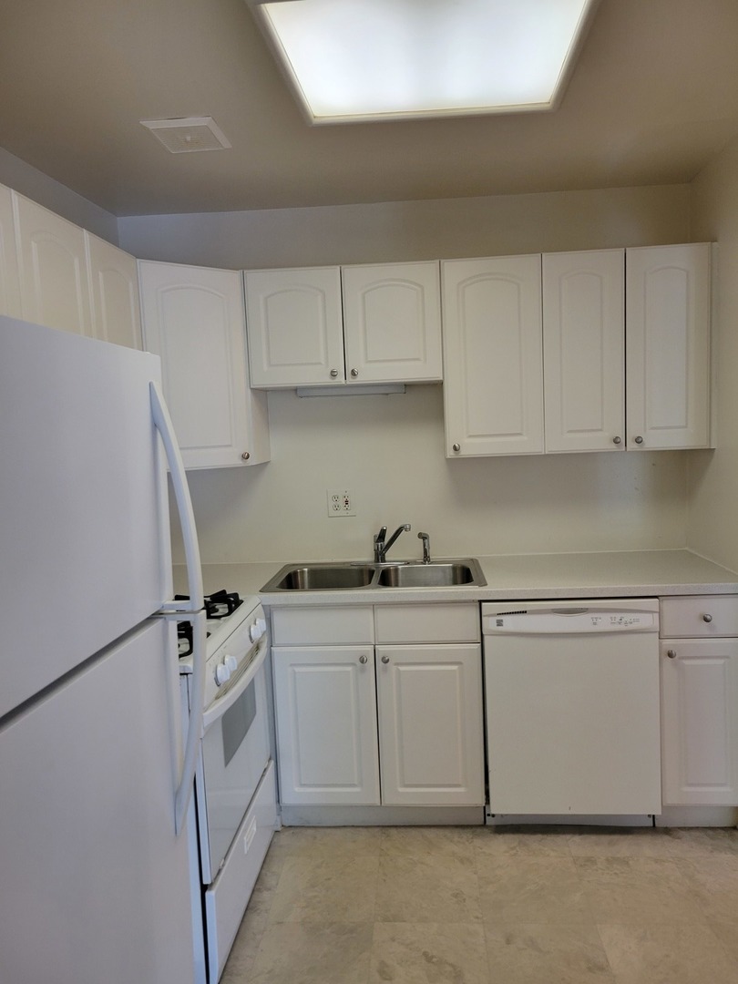 9S025 Lake Drive #10A-203, Willowbrook, IL 60527