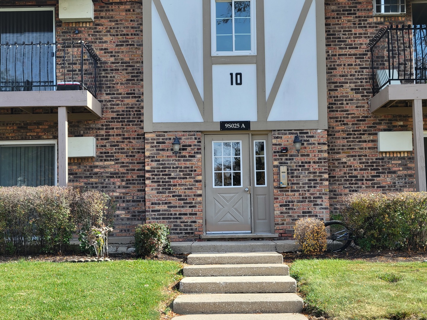 9S025 Lake Drive #10A-203, Willowbrook, IL 60527