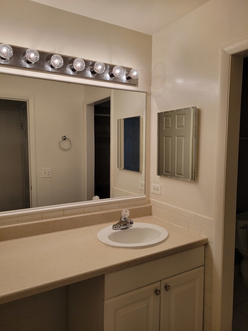 9S025 Lake Drive #10A-203, Willowbrook, IL 60527