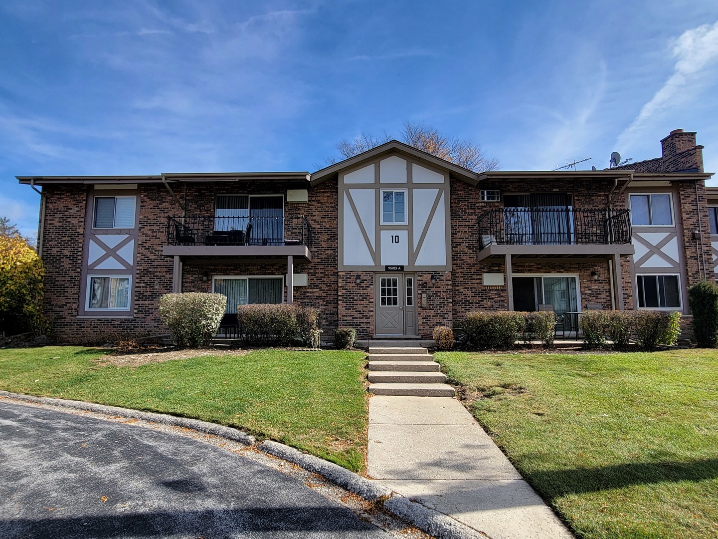 9S025 Lake Drive #10A-203, Willowbrook, IL 60527