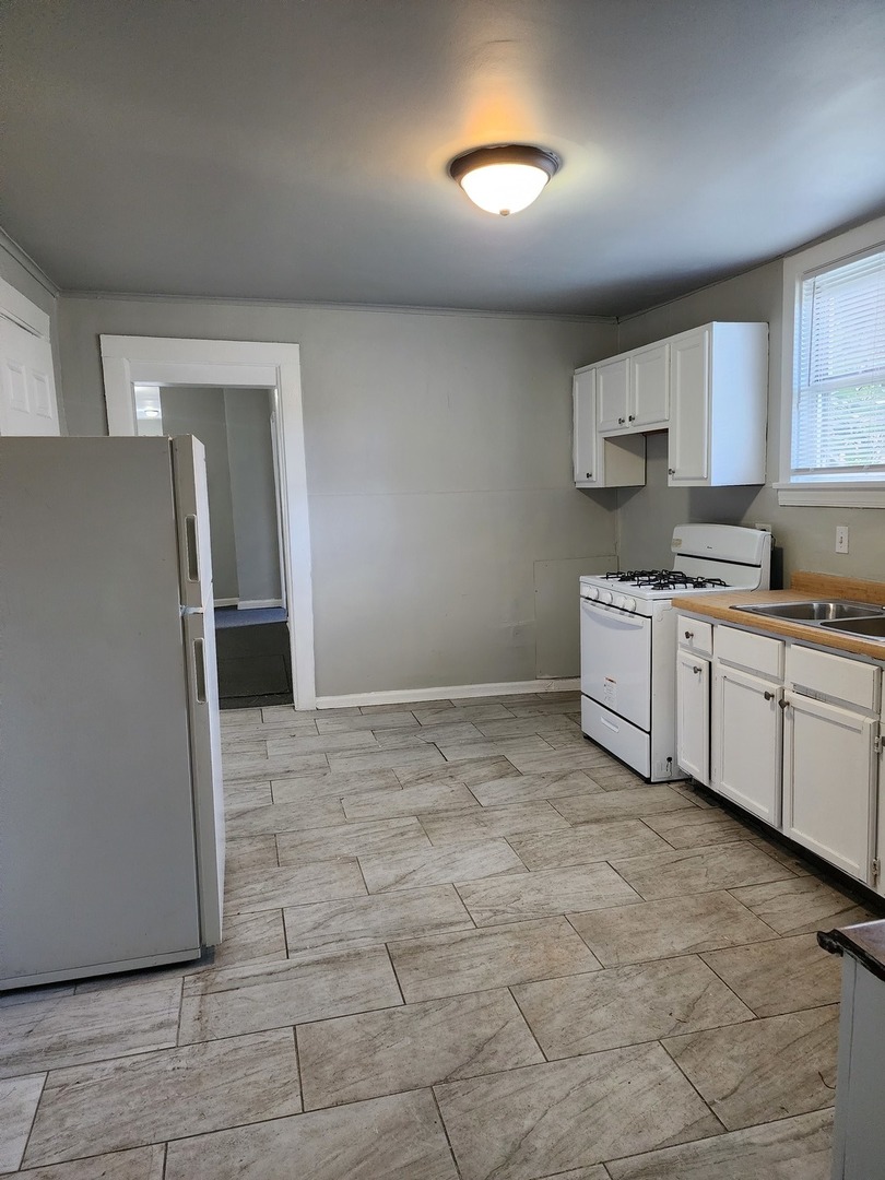 8825 S Exchange Avenue, Chicago, IL 60617