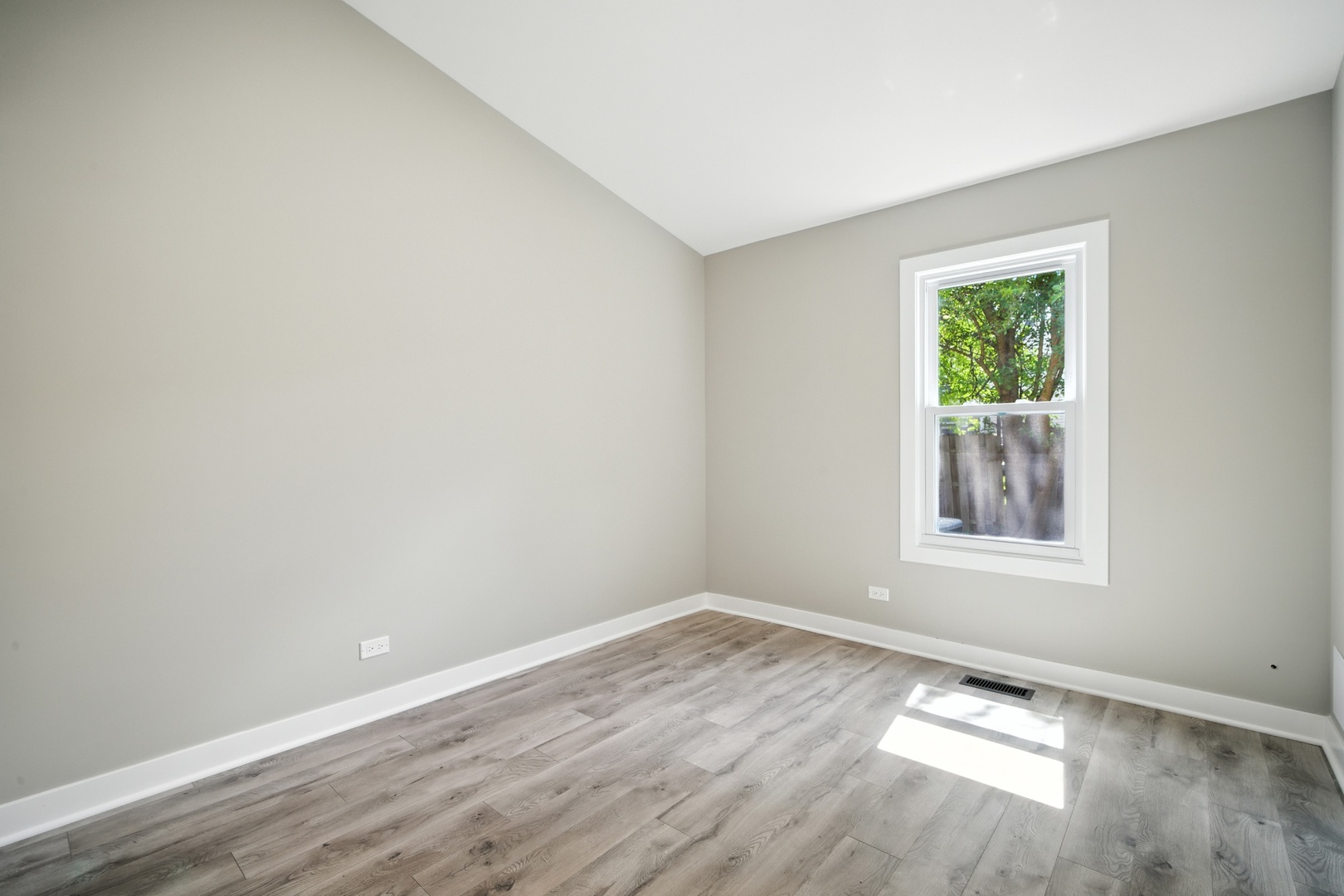 93 Bedford Road, Mundelein, IL 60060