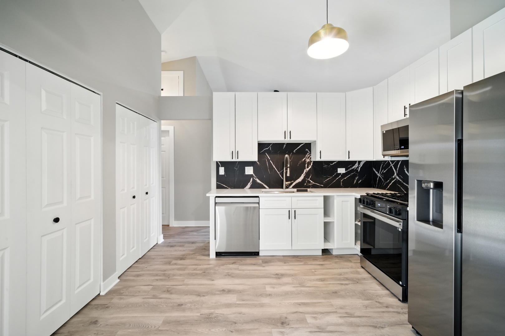 93 Bedford Road, Mundelein, IL 60060