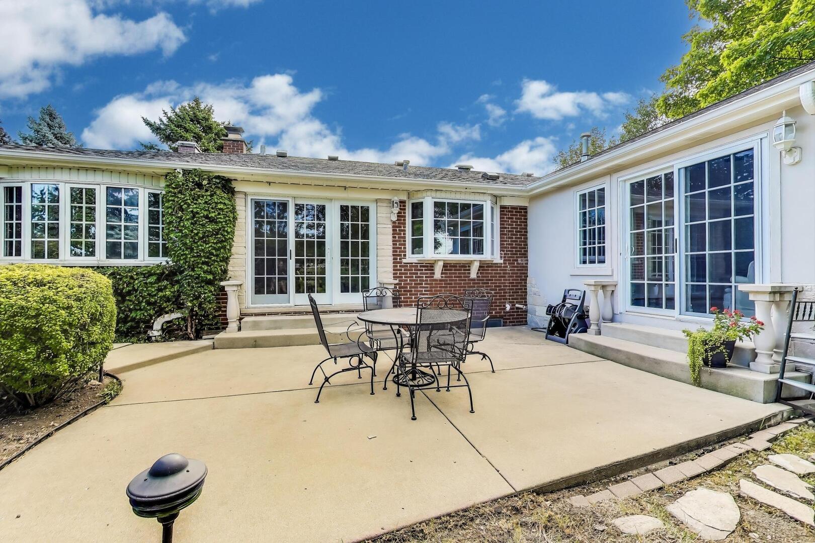 506 S Busse Road, Mount Prospect, IL 60056