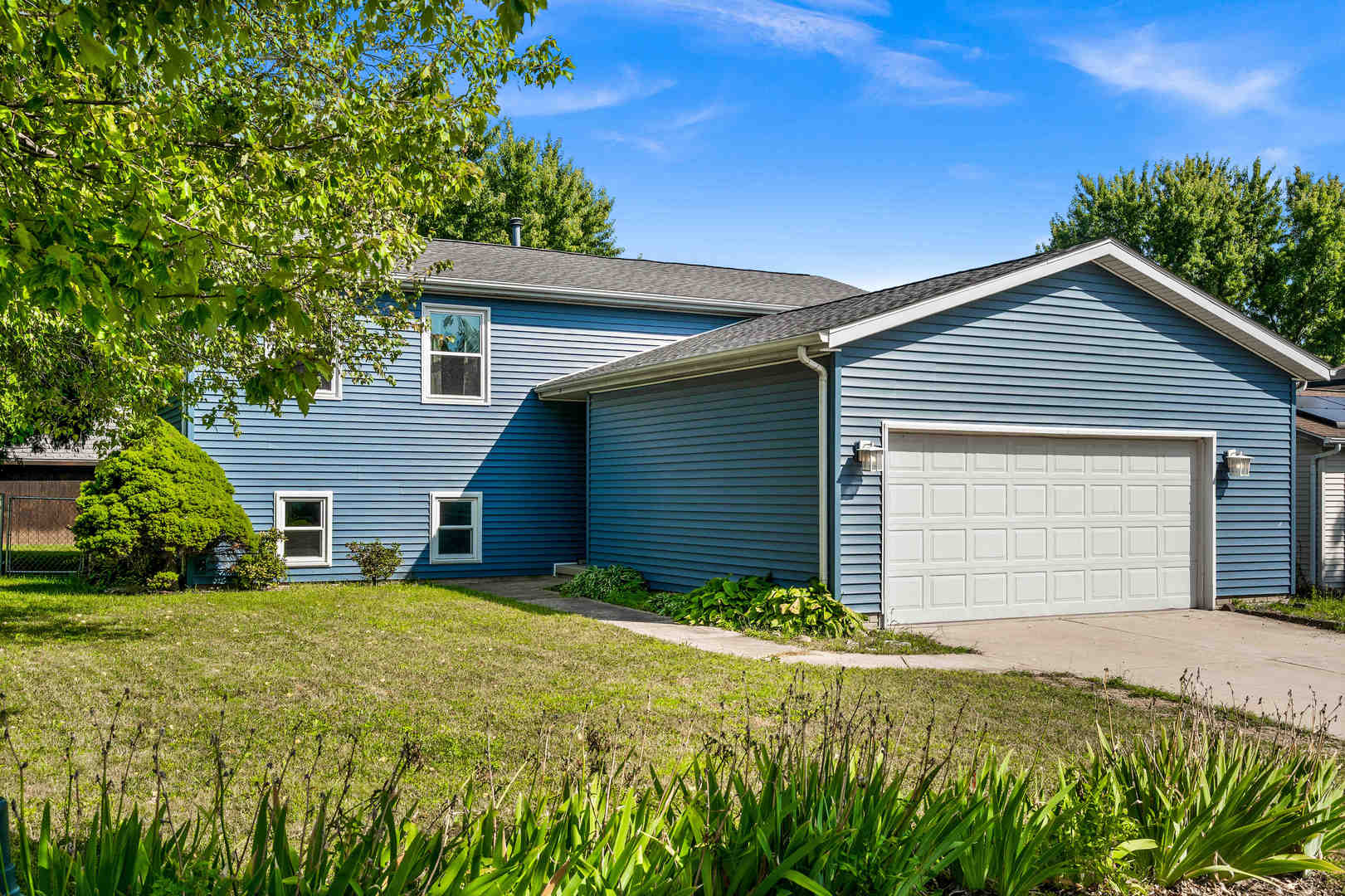 2724 Rocksbury Drive, Bloomington, IL 61705