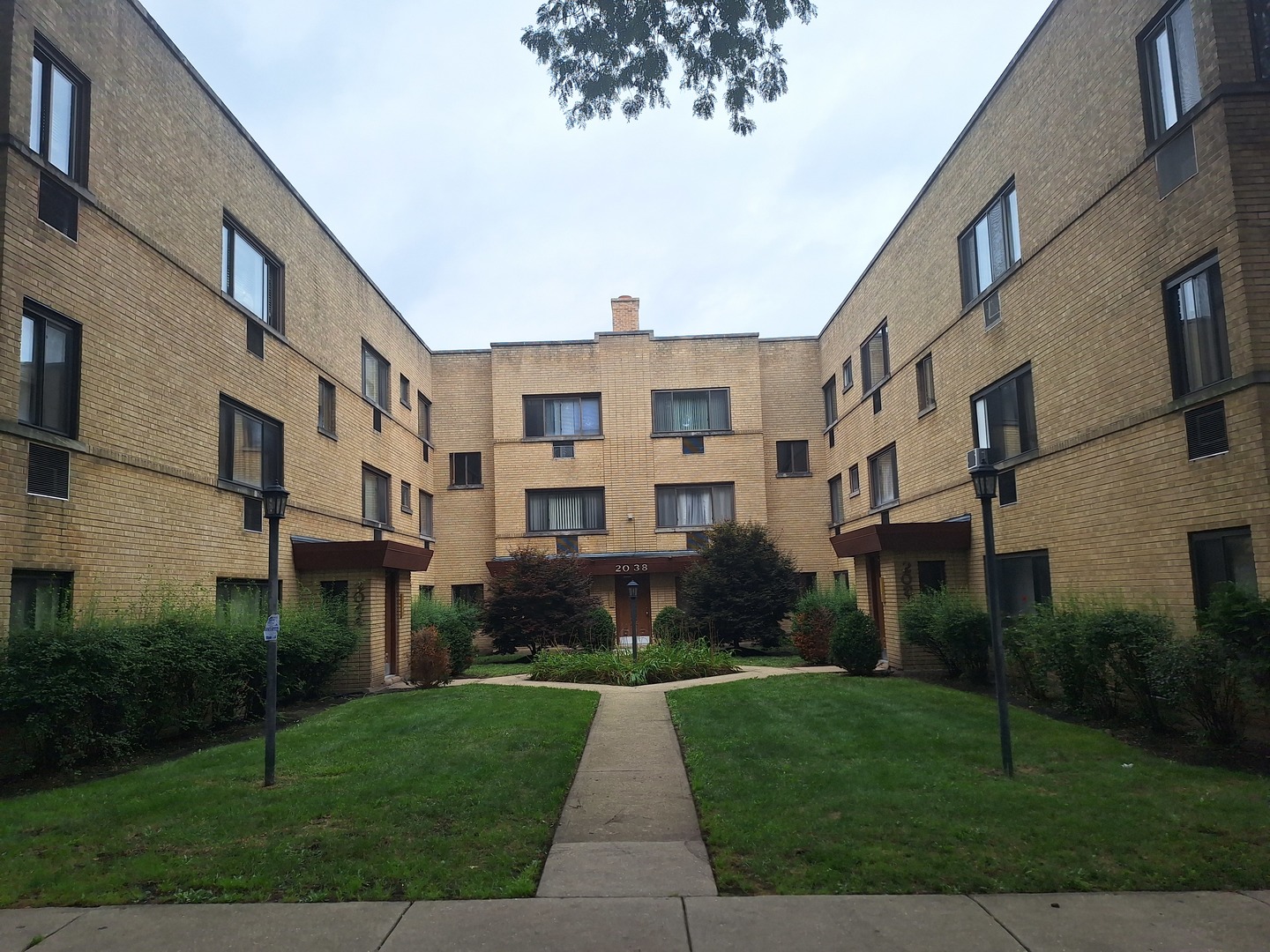 2038 W Jarvis Avenue #2D, Chicago, IL 60645