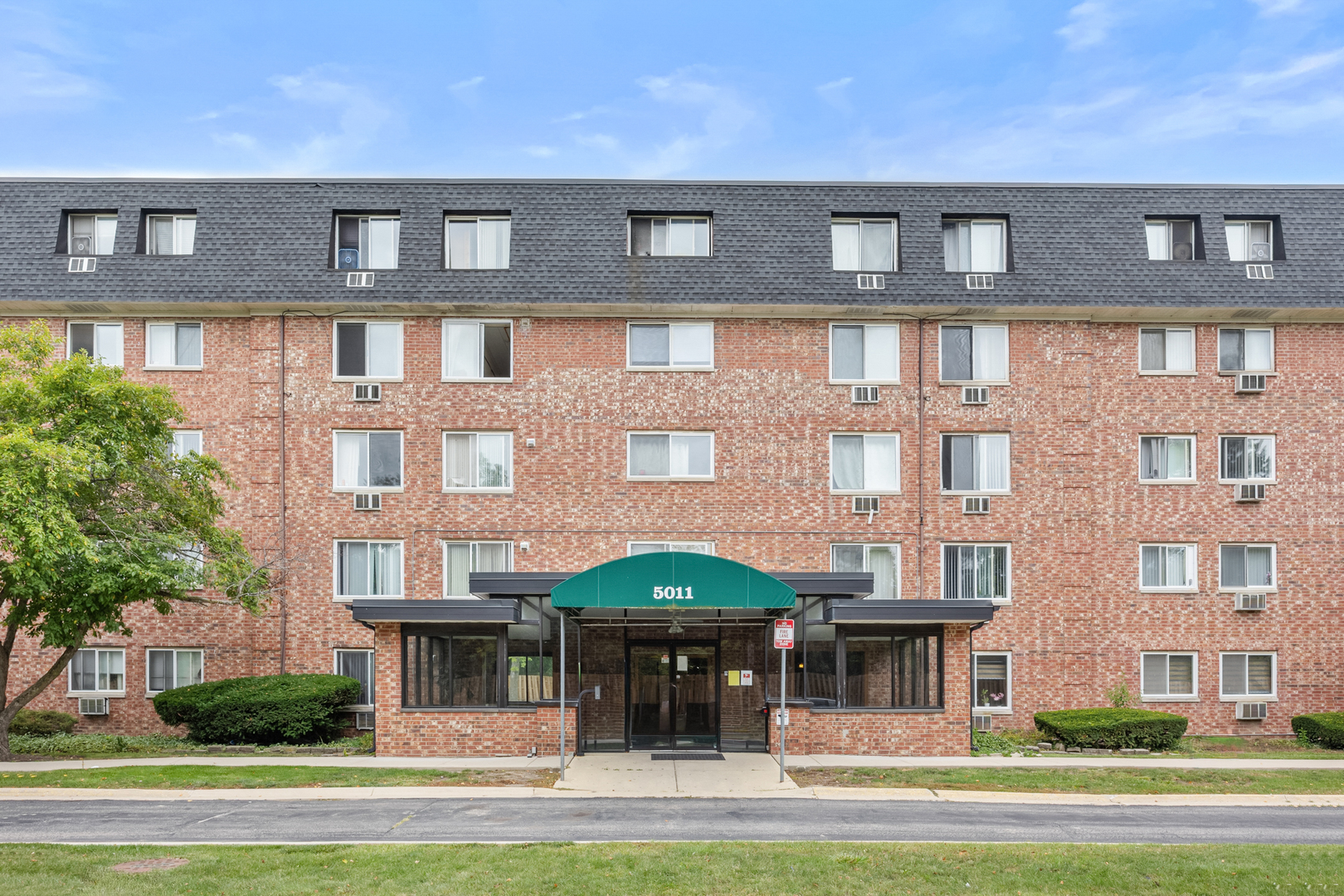 5011 Valley Lane #404, Streamwood, IL 60107