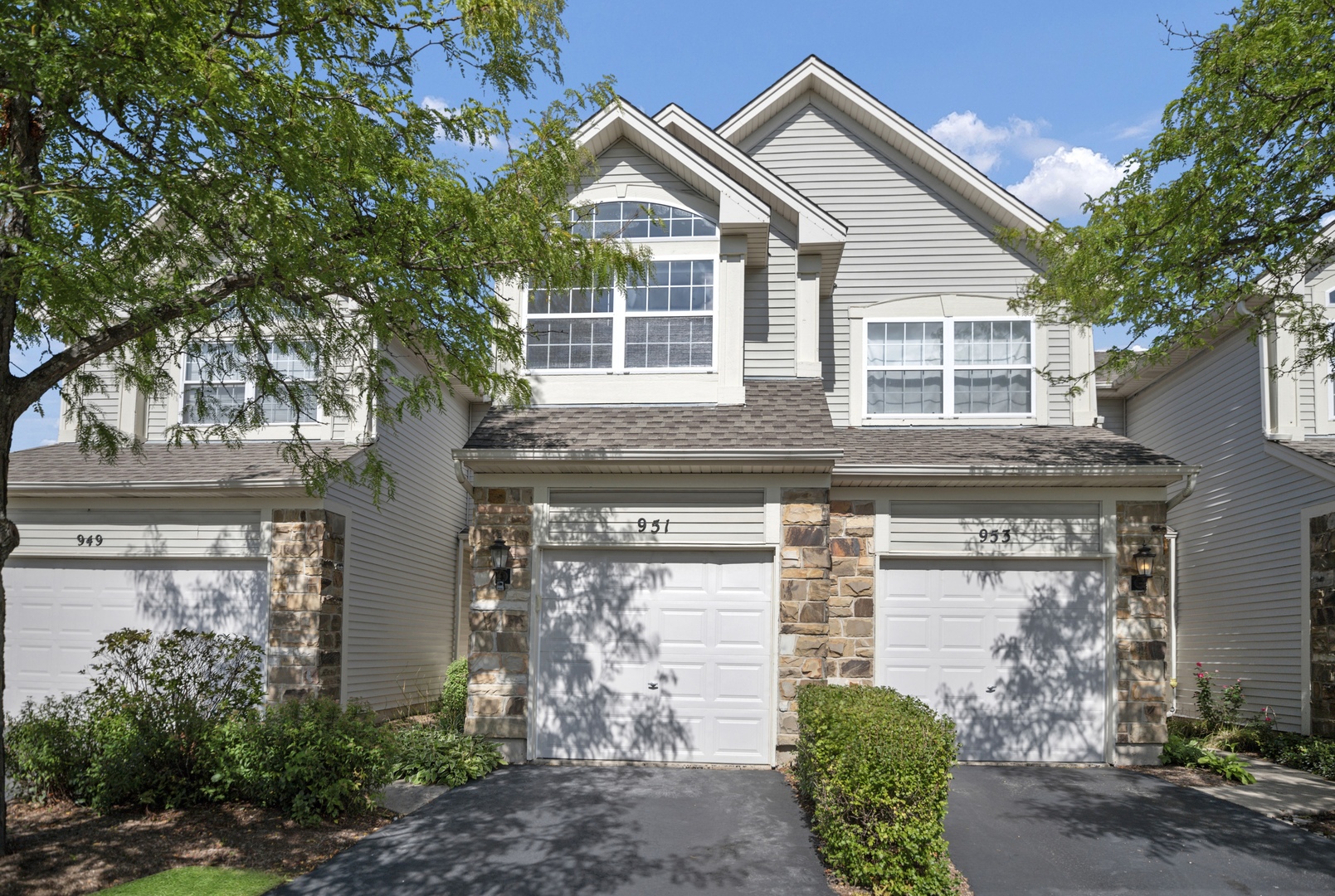 951 Viewpoint Drive #951, Lake In The Hills, IL 60156