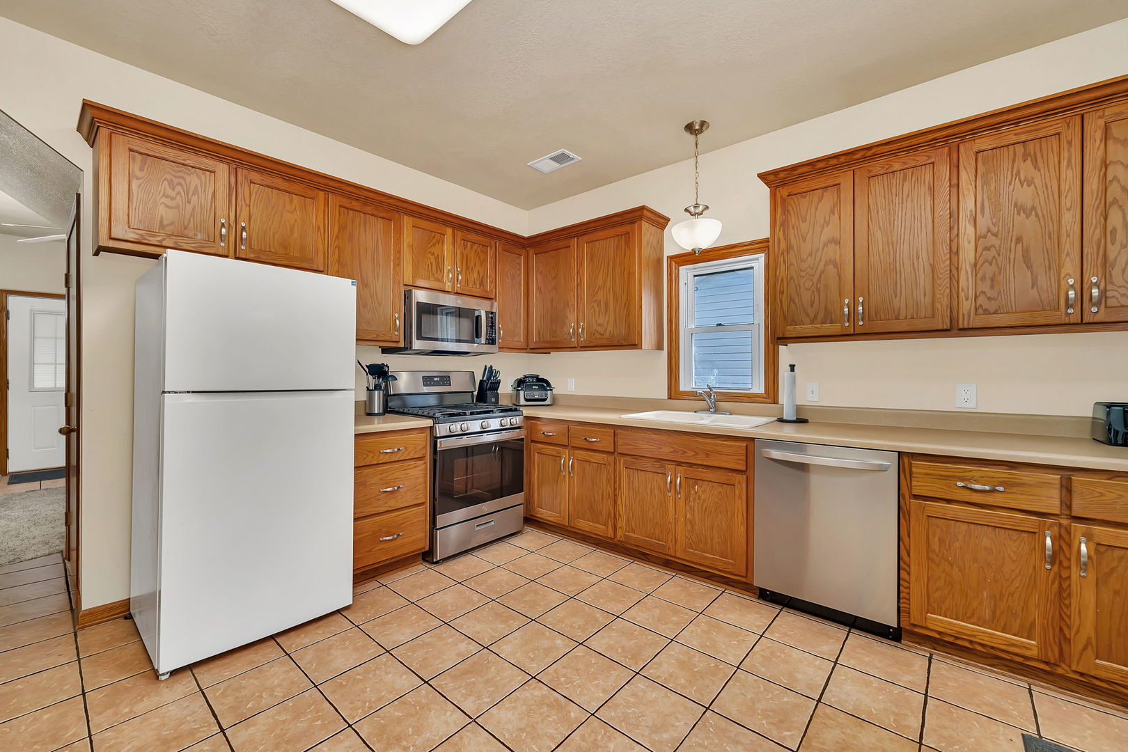 741 E Illinois Avenue, Morris, IL 60450