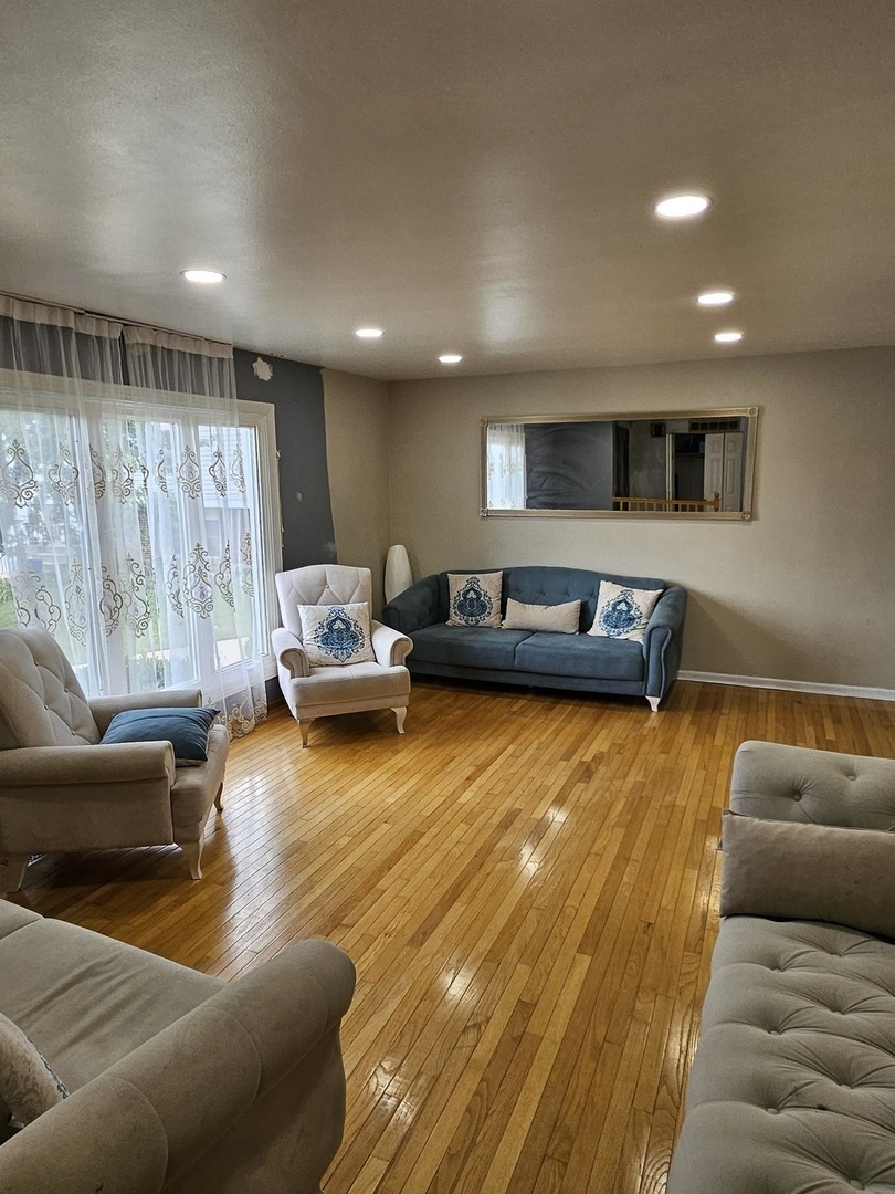 155 HASTINGS MILL Road, Streamwood, IL 60107