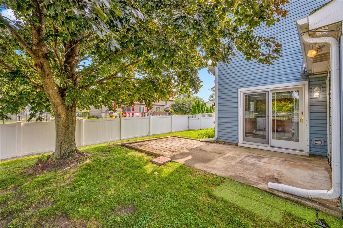1426 Walnut Circle, Carol Stream, IL 60188