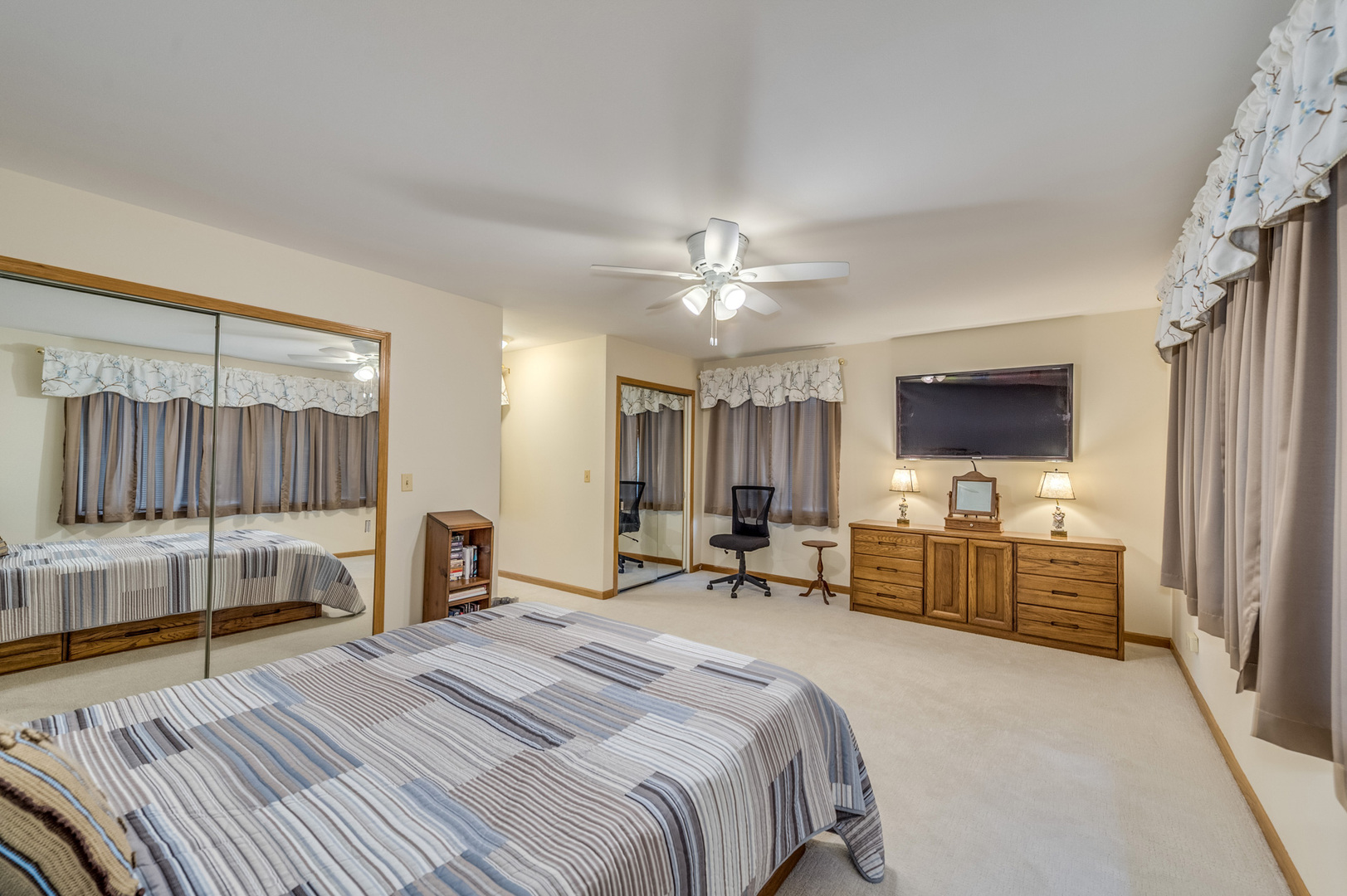 318 S Dominion Drive, Wood Dale, IL 60191