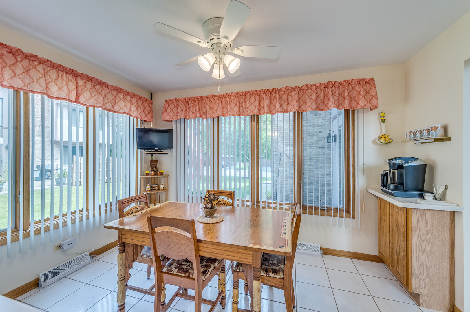 318 S Dominion Drive, Wood Dale, IL 60191