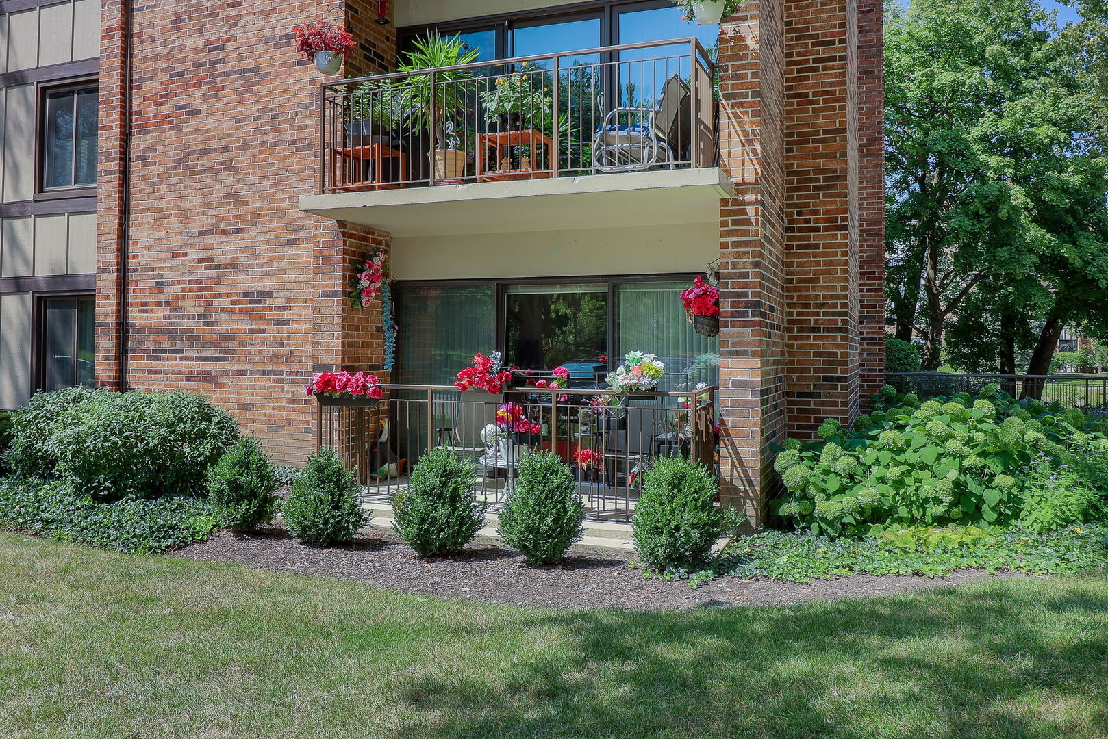 301 Lake Hinsdale Drive #106, Willowbrook, IL 60527