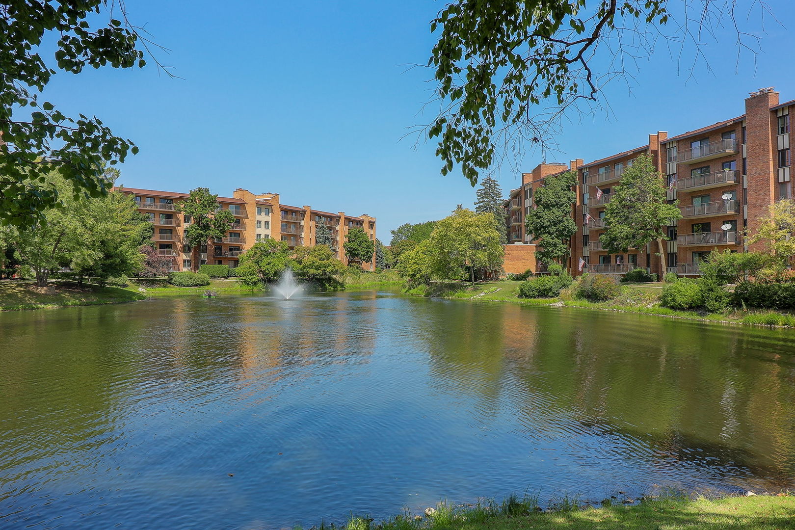 301 Lake Hinsdale Drive #106, Willowbrook, IL 60527