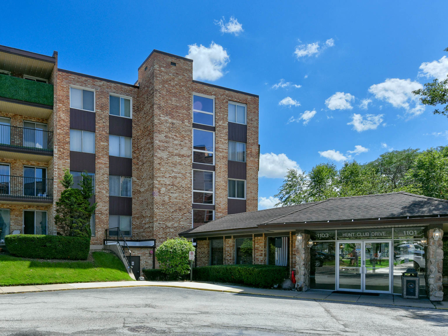 1103 S Hunt Club Drive #121, Mount Prospect, IL 60056