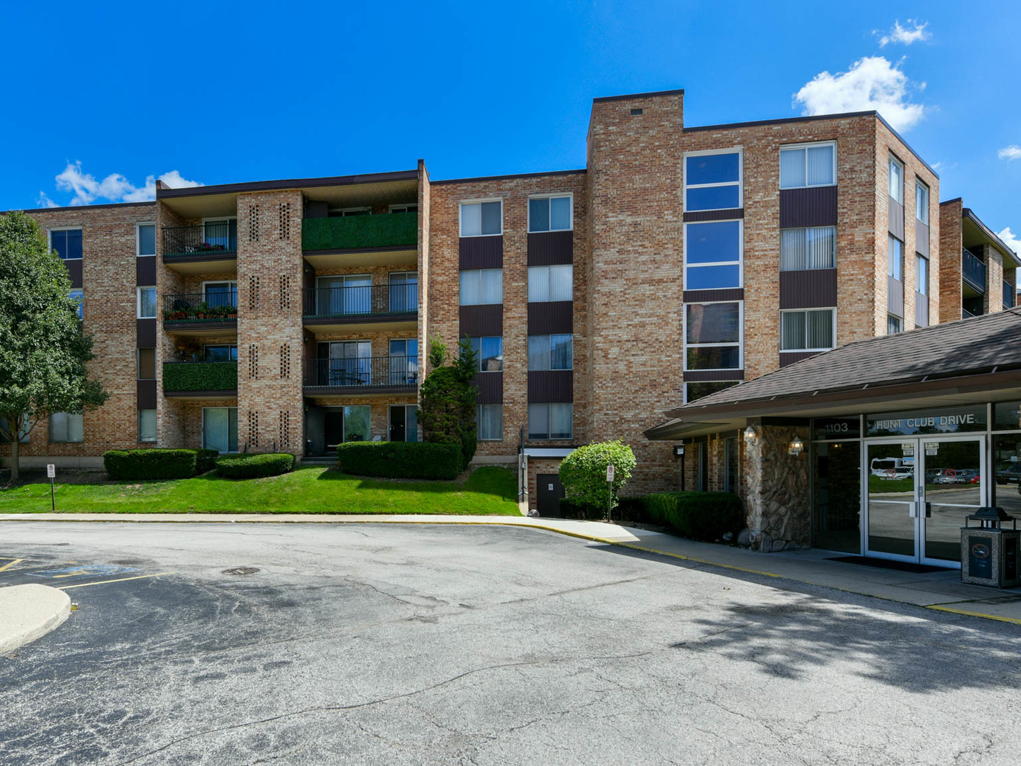 1103 S Hunt Club Drive #121, Mount Prospect, IL 60056