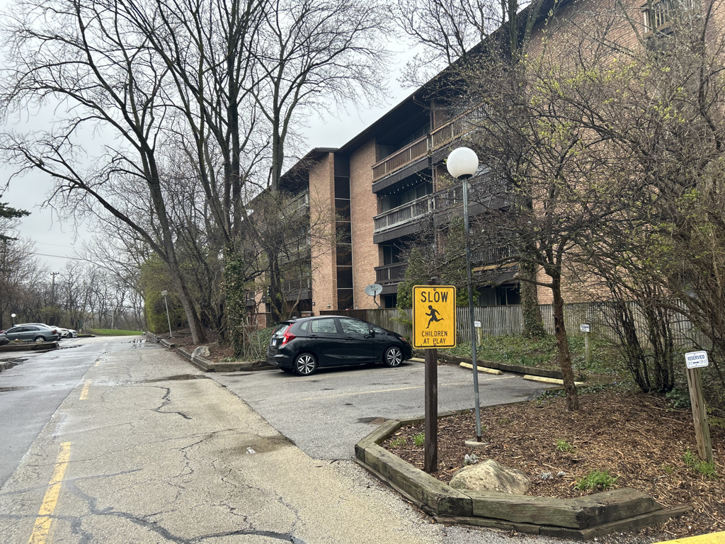 5500 Hillcrest Lane #129-1L, Lisle, IL 60532