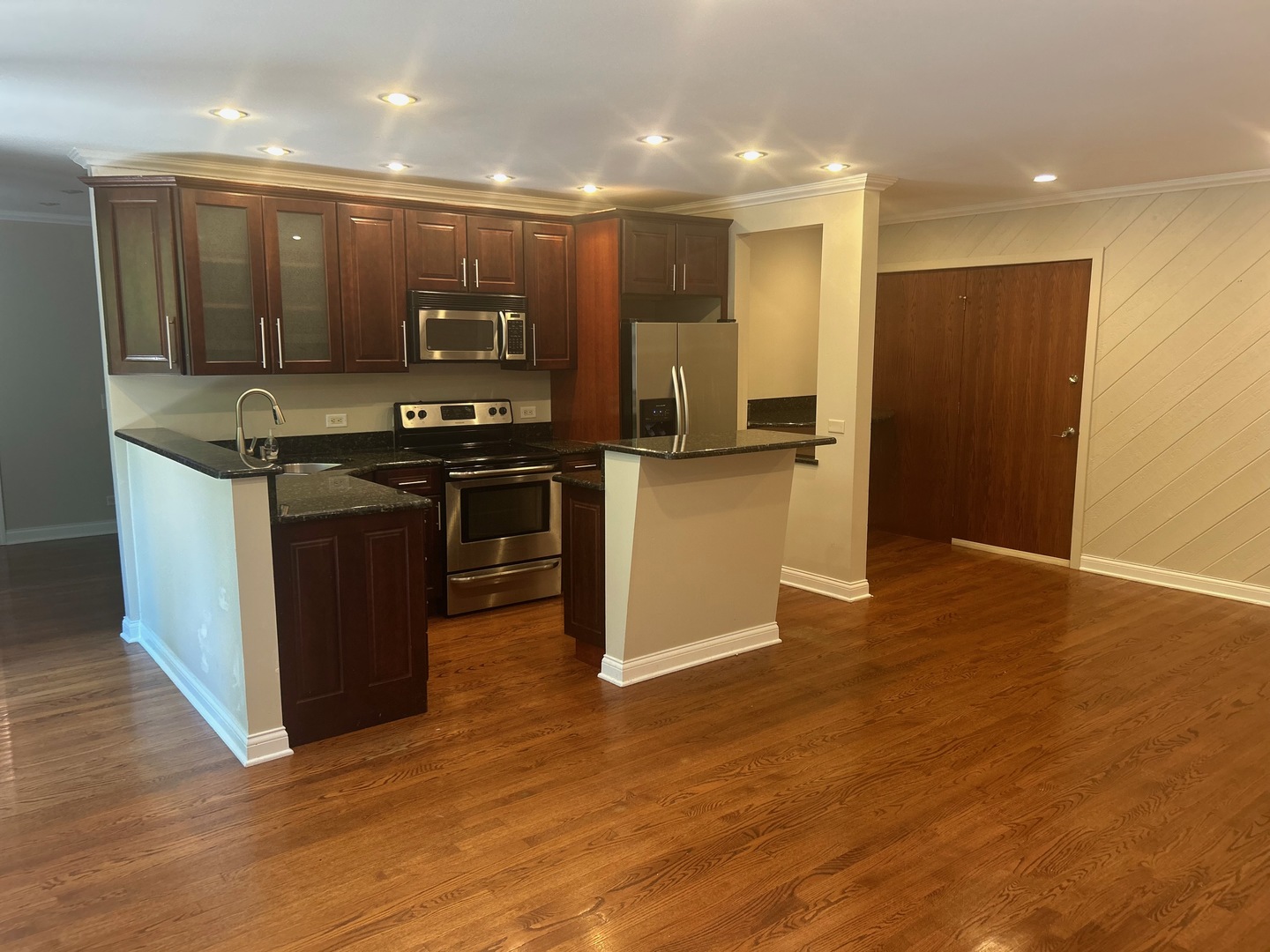 5500 Hillcrest Lane #129-1L, Lisle, IL 60532