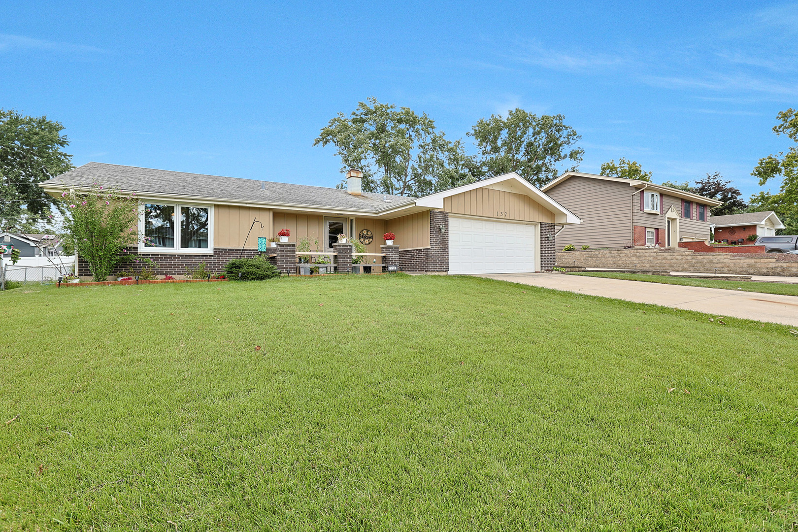 2S137 Beaumont Lane, Lombard, IL 60148