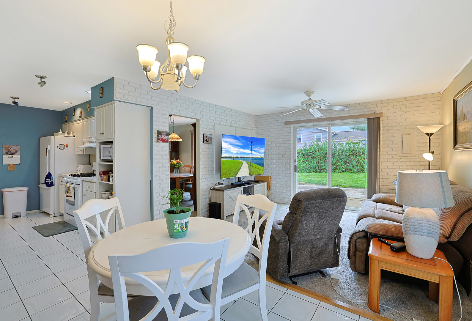 2S137 Beaumont Lane, Lombard, IL 60148