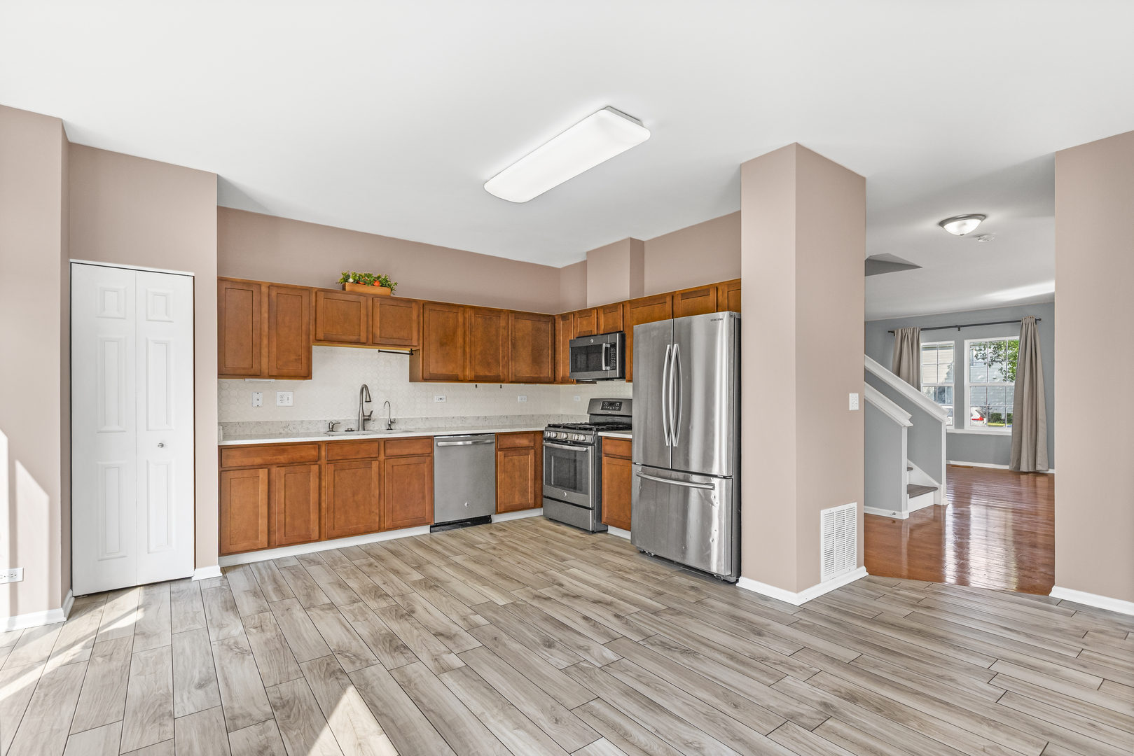 472 W Savoy Drive, Round Lake, IL 60073