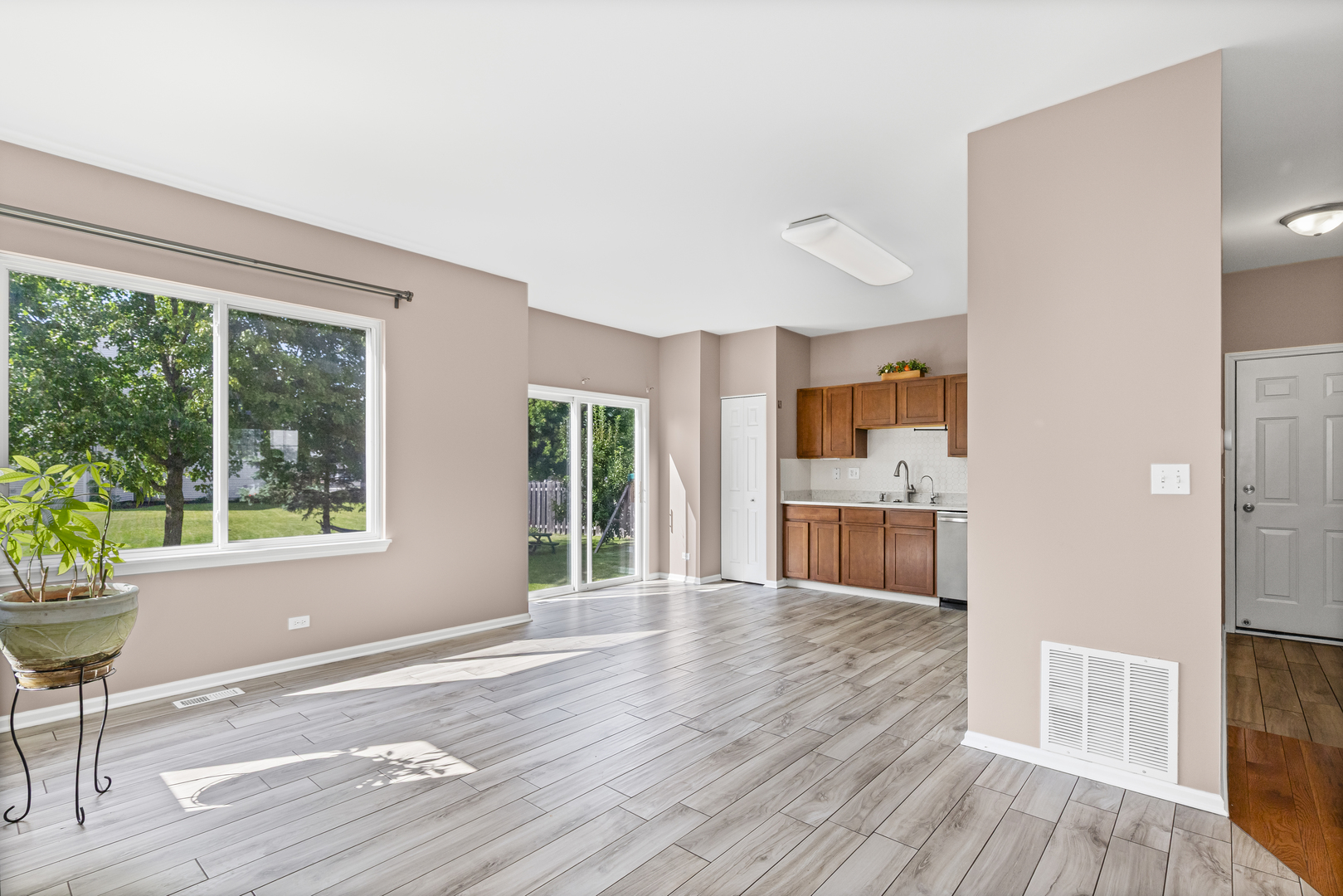 472 W Savoy Drive, Round Lake, IL 60073