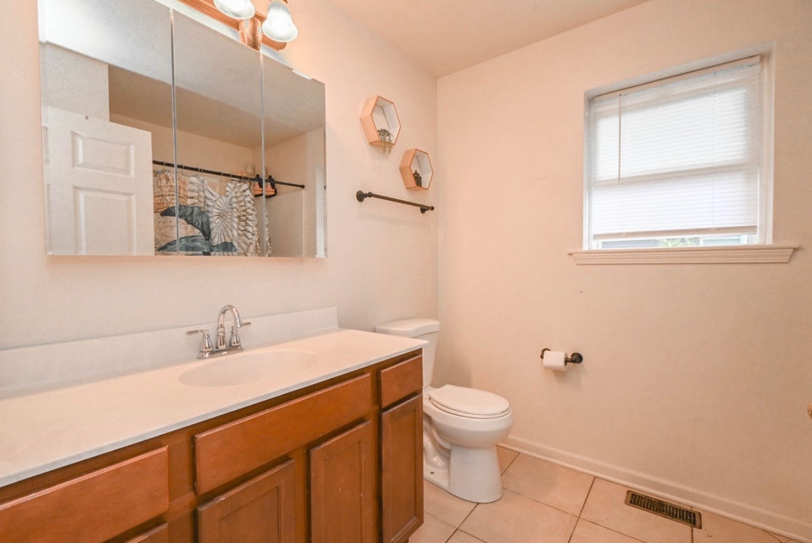 1425 N Mcaree Road, Waukegan, IL 60085